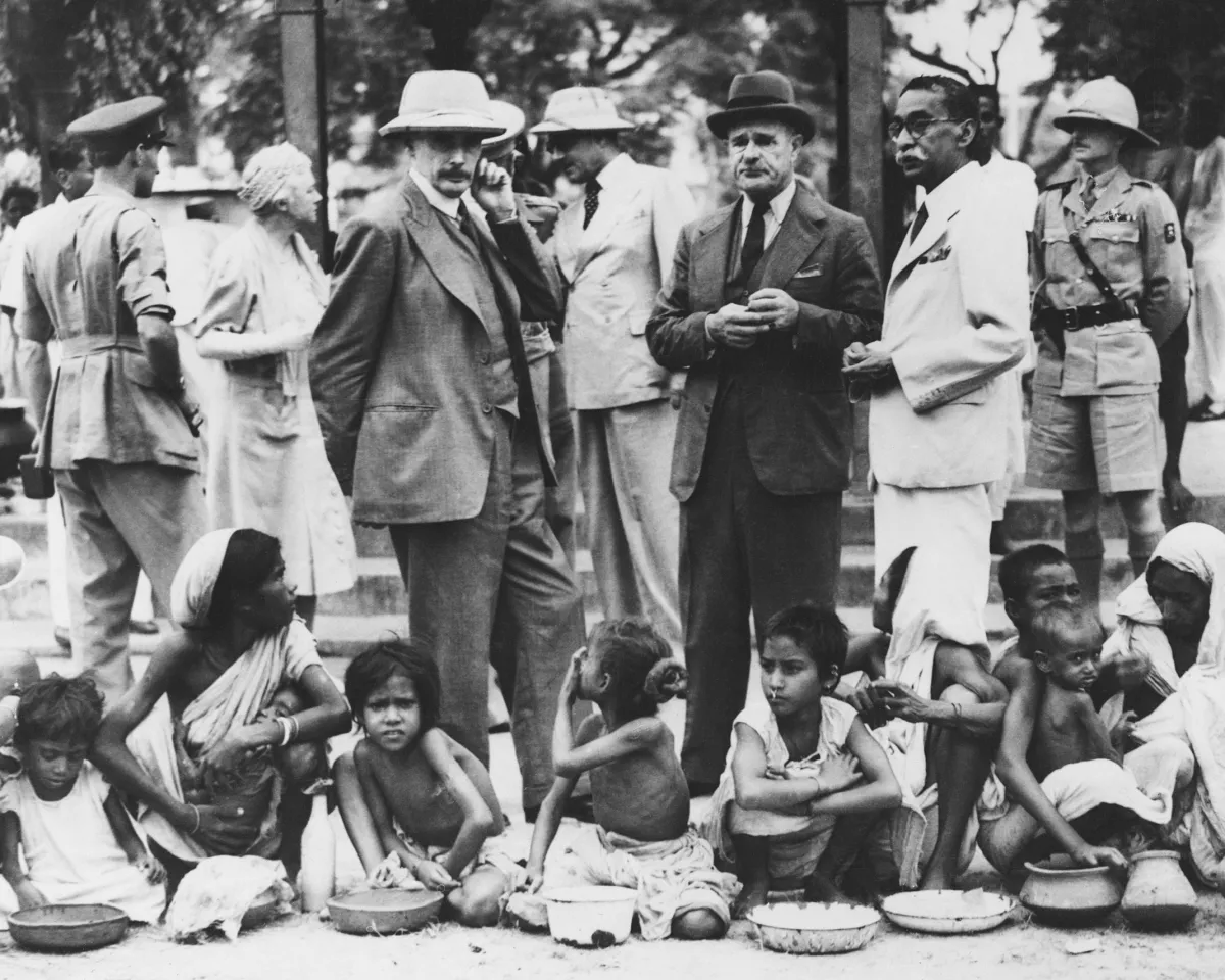 A photo in which Lord Archibald Percival Wavell, the British viceroy and governor-general of India (1943-1947), visits a soup kitchen for famine victims.