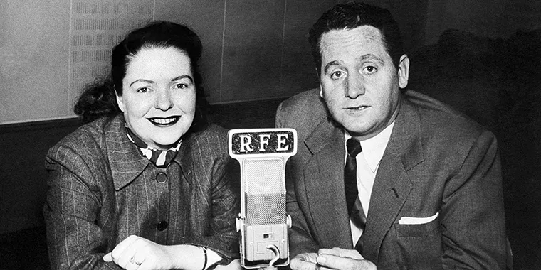 Two famed American recording stars — vocalist Mary Ford and guitarist Les Paul — at Radio Free Europe in Munich, Germany, on January 5, 1955 during a stopover to record an interview for Iron Curtain listeners.