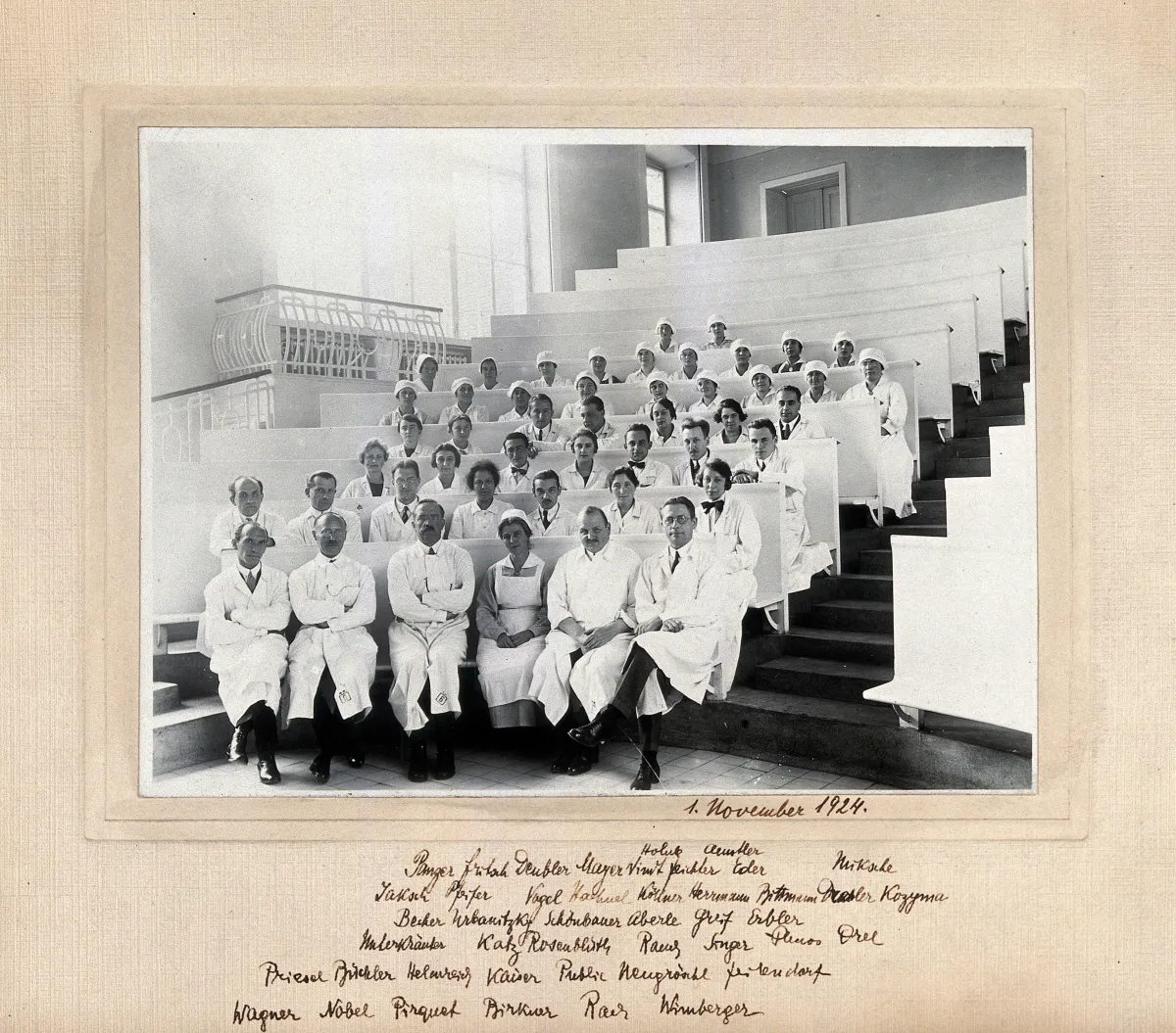 Black and white photo of dozens of doctors and nurses sitting in a medical auditorium in 1924.