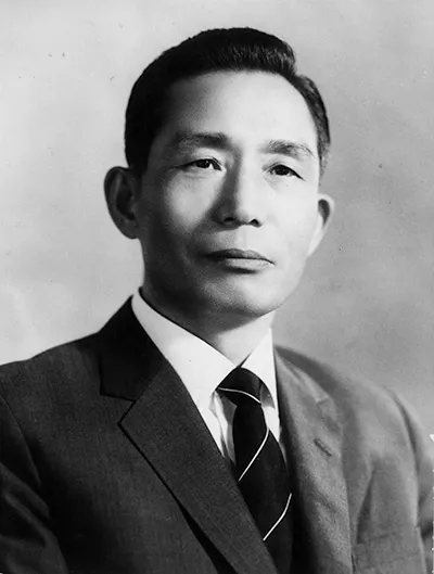 Black and white portrait photo of Park Chung-hee wearing suit and tie in 1970.